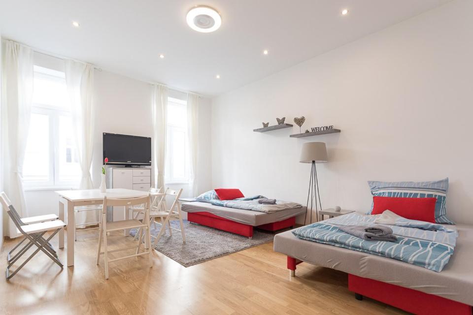 Bright Red Heart Apartment in Leopoldstadt 1