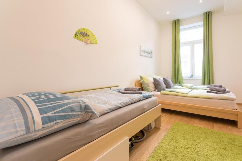 Bright Red Heart Apartment in Leopoldstadt 2