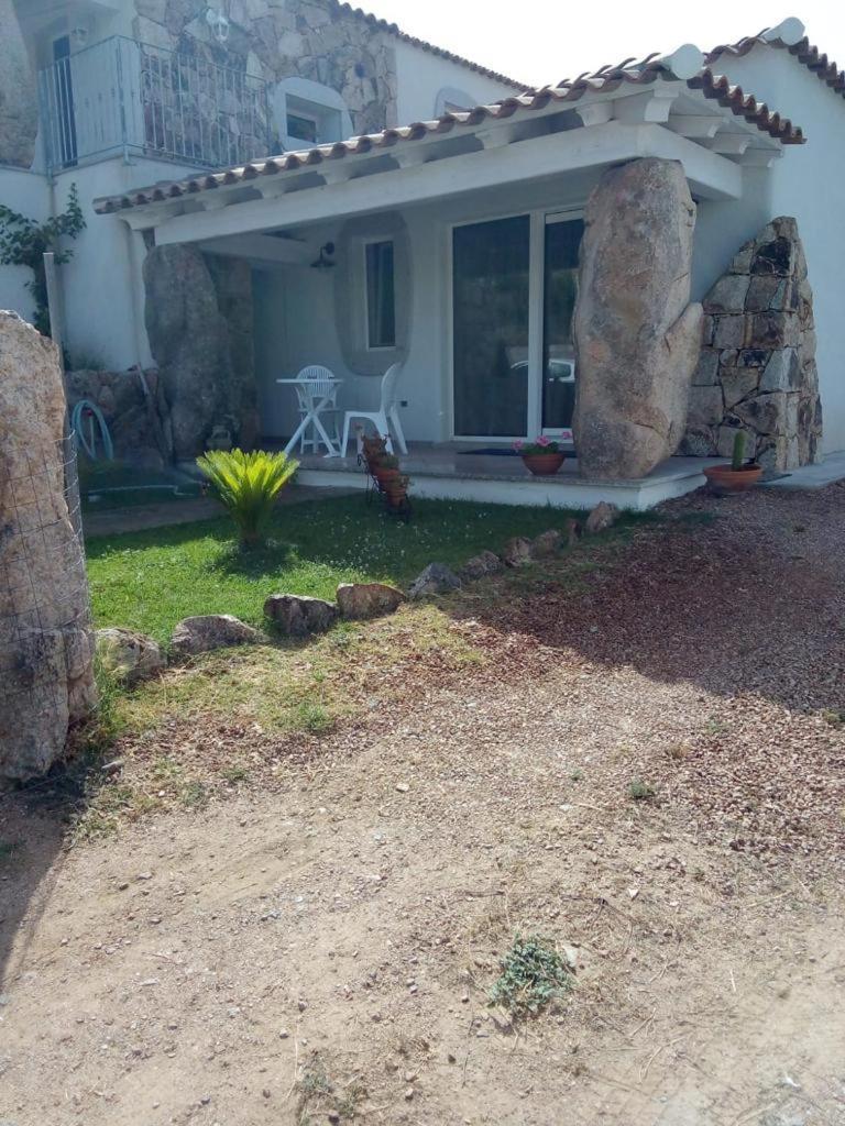 Airport-Port-Commercial Center-Little New Indipendent Villa in the Green with Quiet And Relax & Beaches To 10 Minutes by Bus&Car Meeting Point in Olbia in Parking Via Giovanni Gentile 6