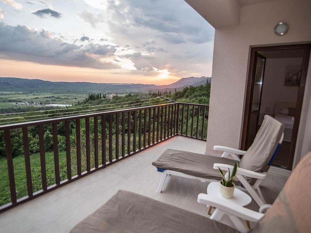 Spacious Apartment, Private Terrace in the Countryside, Wi-Fi And Parking