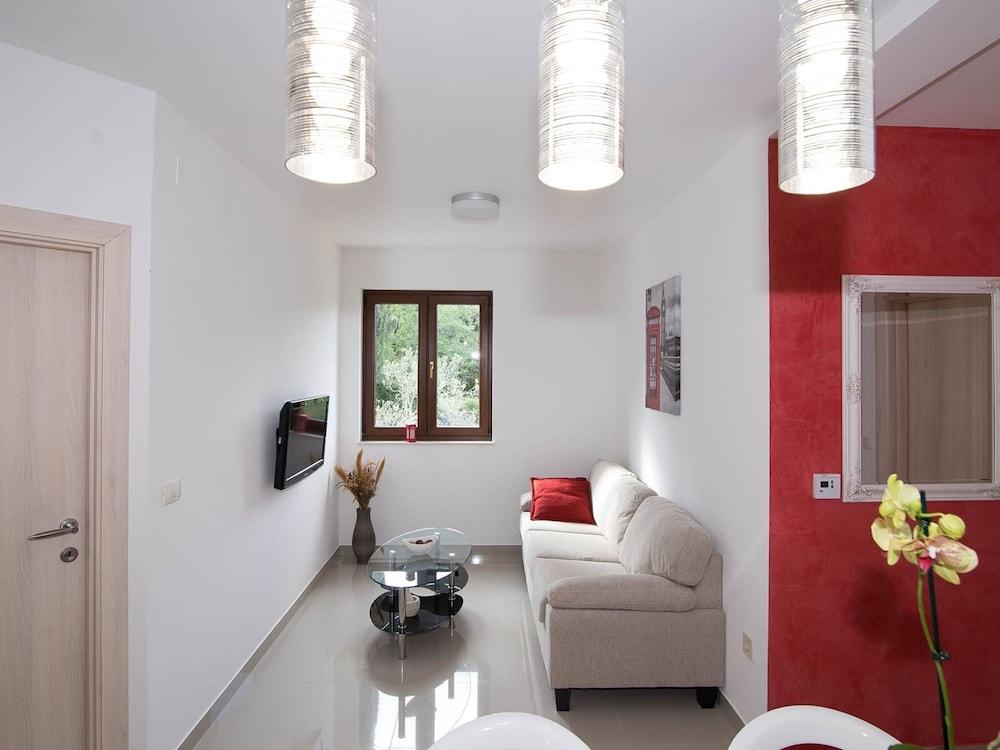 Spacious Apartment, Private Terrace in the Countryside, Wi-Fi And Parking 1