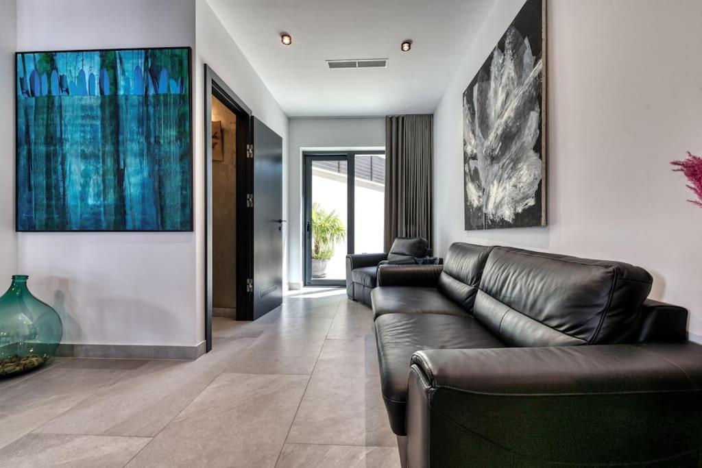 Apartment One B with Heated Private Pool 2