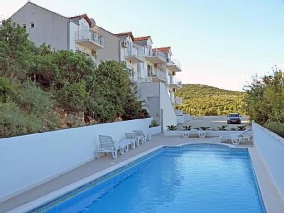 Lovely Split Level Apartment with Sea View, Pool, Free Parking And Wifi 1