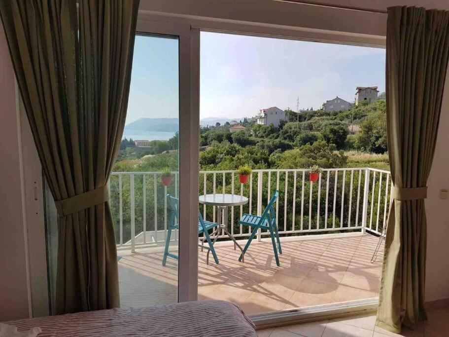 Lovely Split Level Apartment with Sea View, Pool, Free Parking And Wifi 2