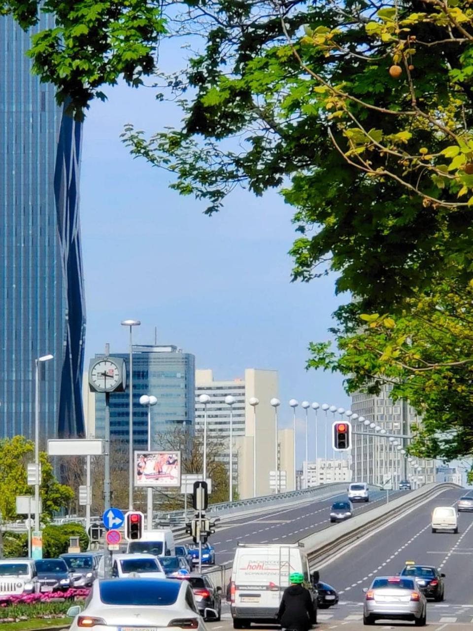 Center ! 2 Stops From the City Center! 1