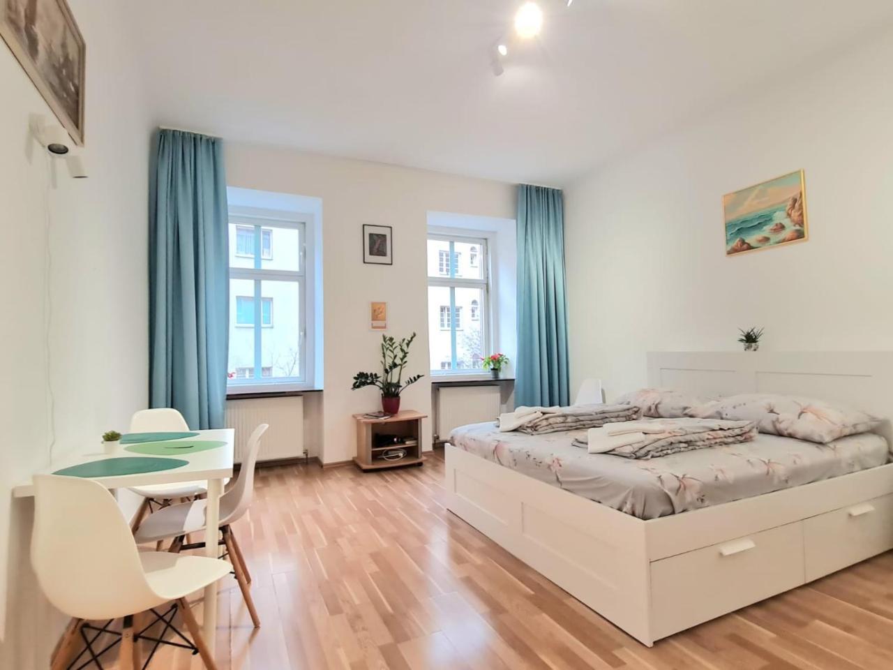 Center ! 2 Stops From the City Center! 2