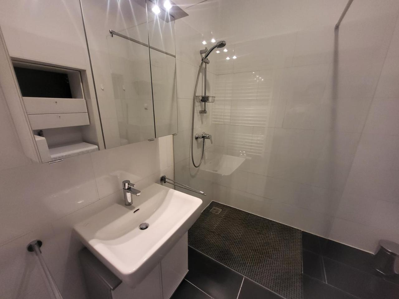 Cozynite Premium Apartment Hundertwasser 1