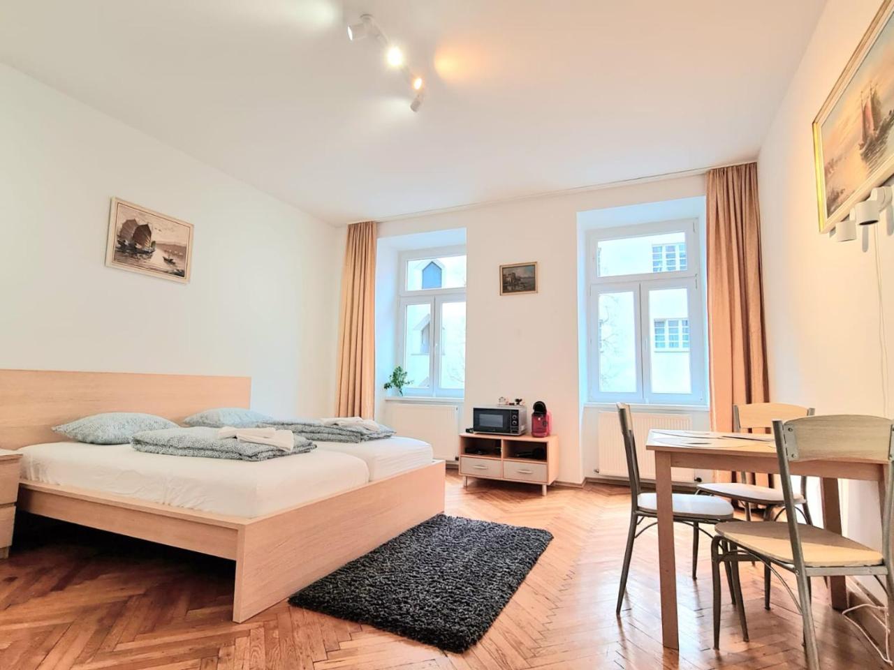 Center ! 3 Stops Away From the Center of Vienna! 2