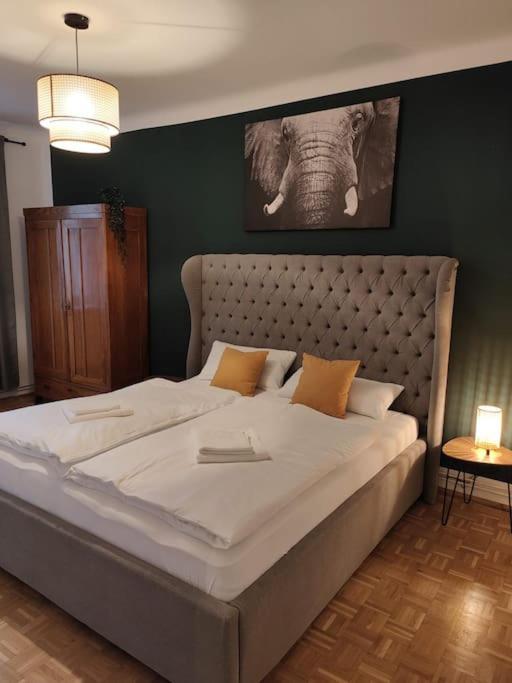 Elephant- Metro To the Opera 1 Min Away 1