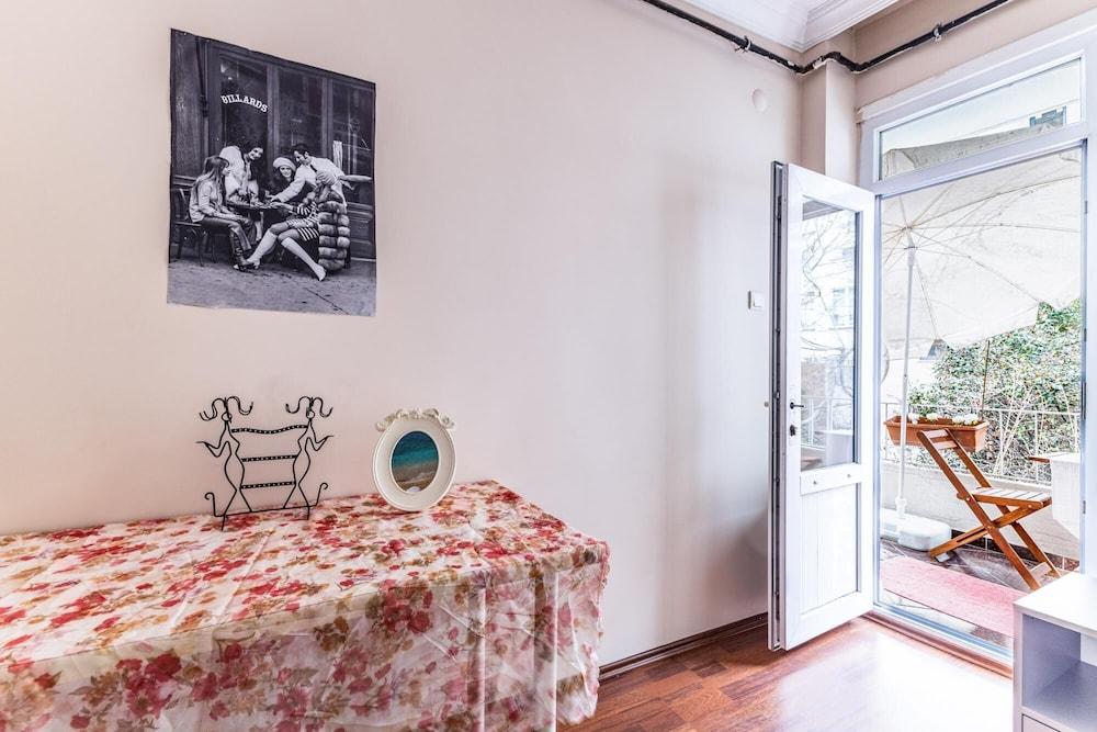 Modern Flat with Balcony in Uskudar 2