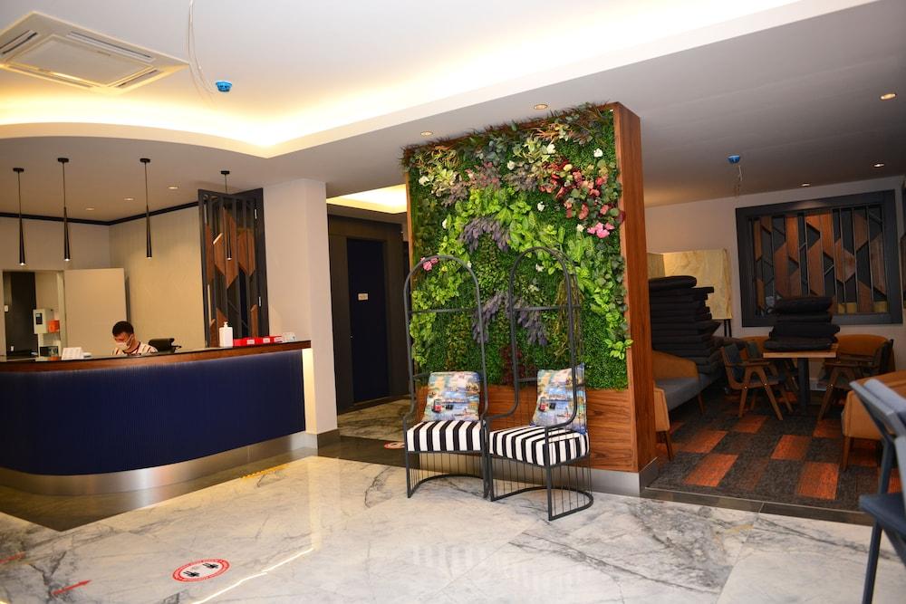 Oasis Hotel & Apartments 1