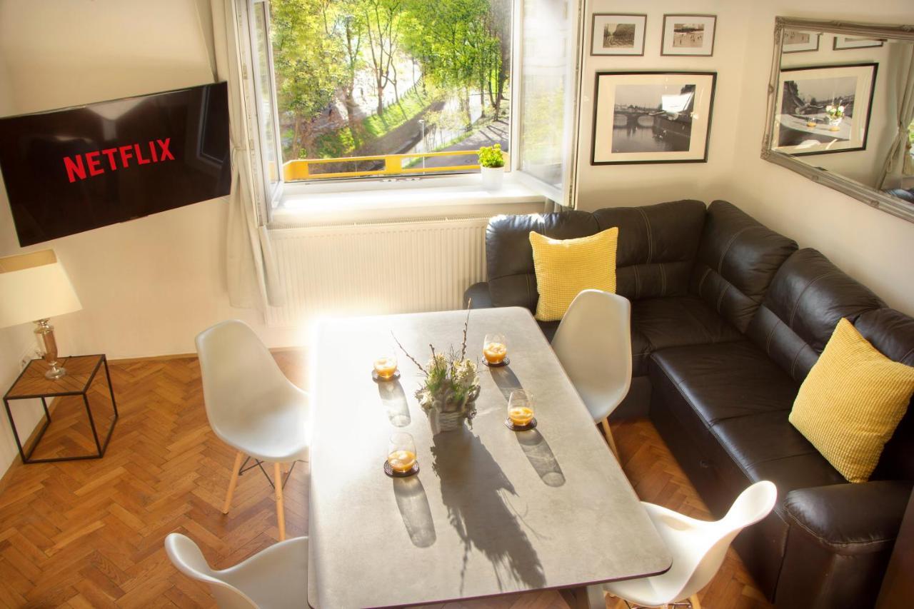 Double King Size Sunny Suite in Castle Area 2