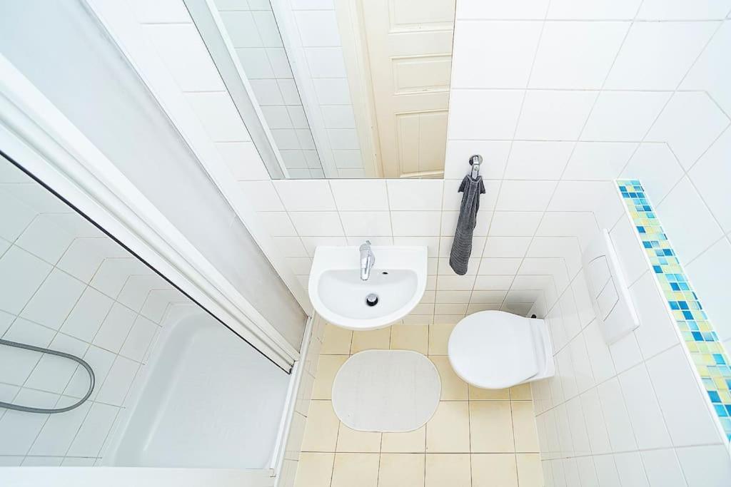 Cozy And Sunny Apartment in Uptown 2