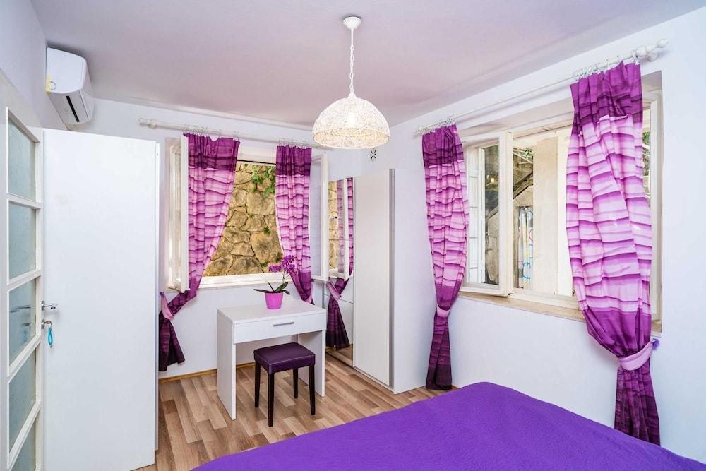 Apartments & Rooms Mara & Petrunjela