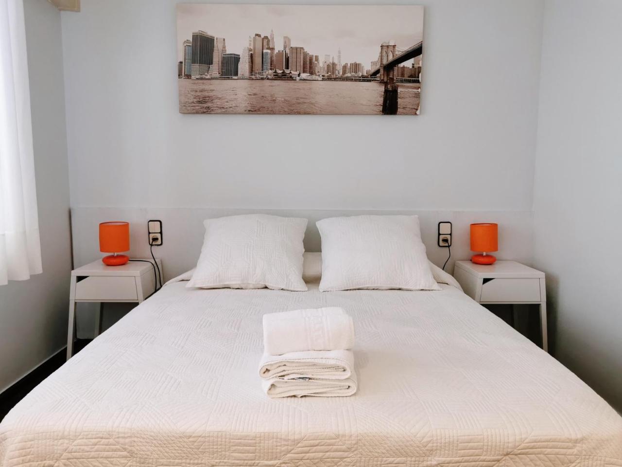 Barcelona City Street Hostal