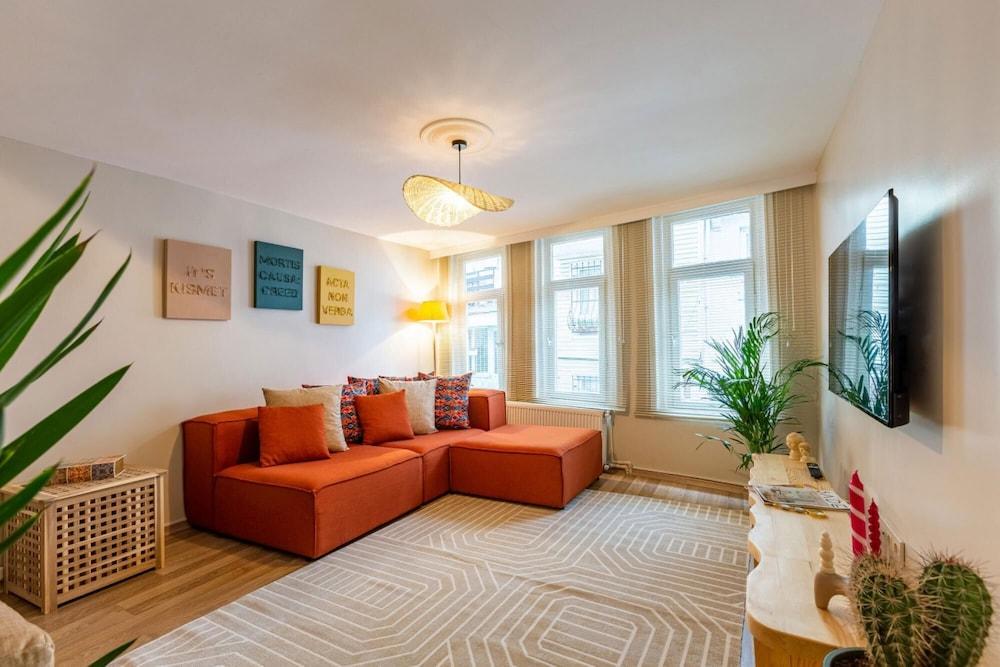 Missafir House with Refreshing Garden in Besiktas