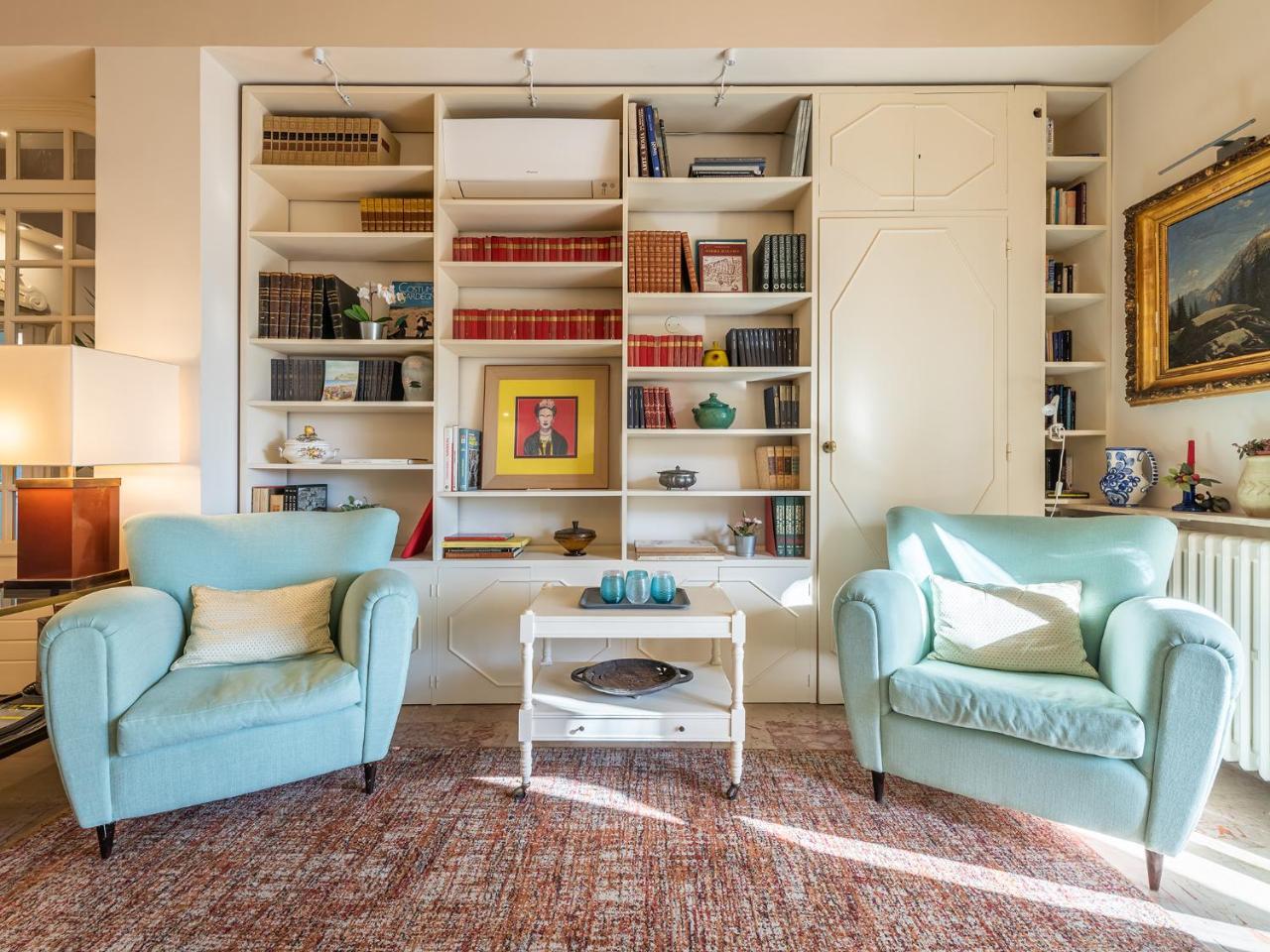 Chic House: Stylish And Central