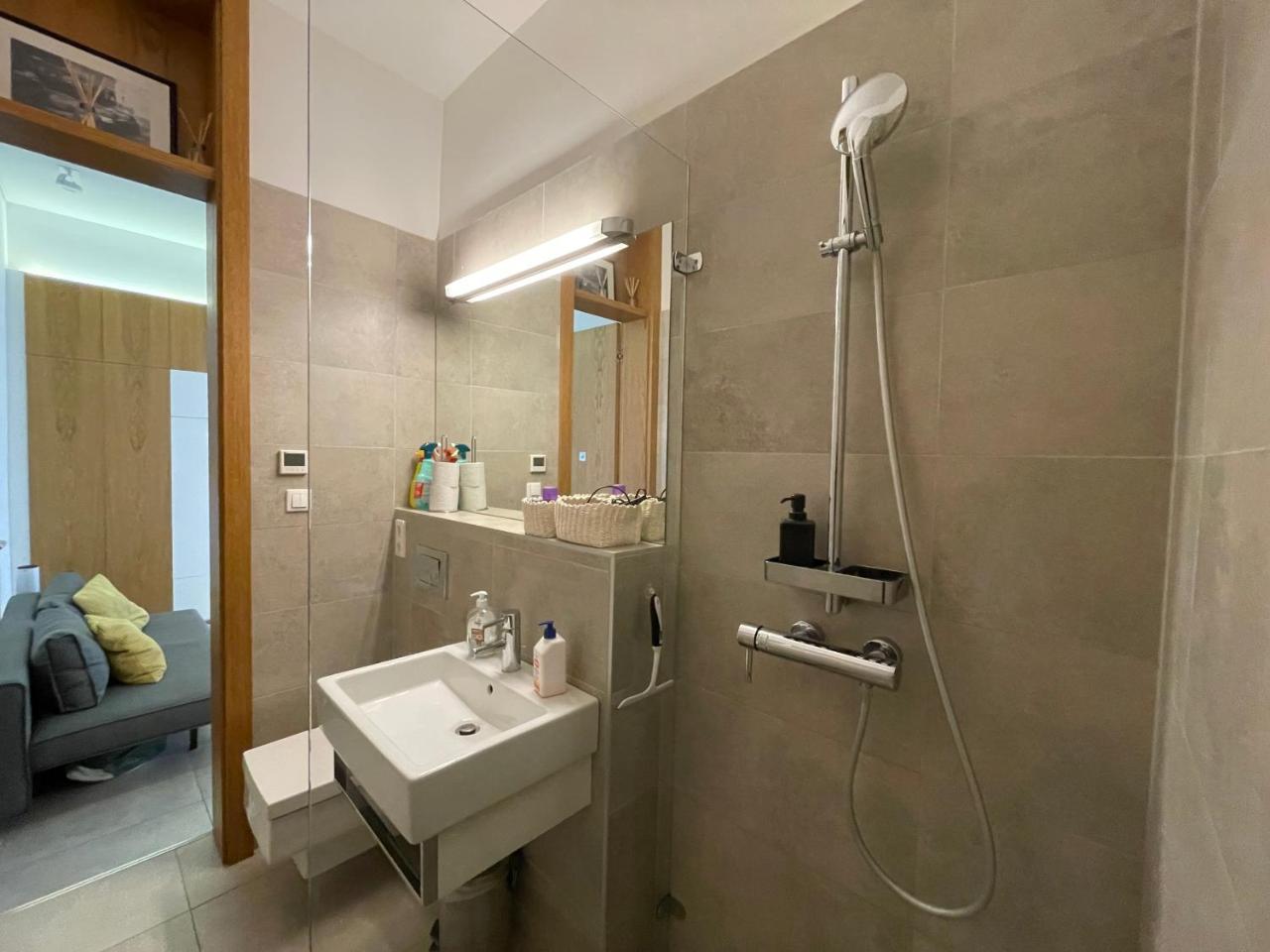 Stylish Studios Apartment in the City Center with Air Conditioning 1