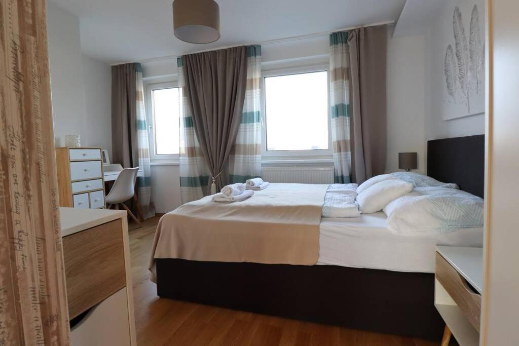 Brilliant View: Balcony Home, Modern, Stylish And Newly Renovated 2