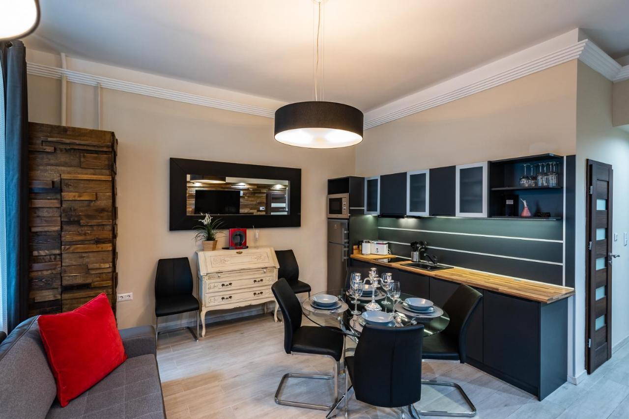 Center of the Center,The Rumbach Delux