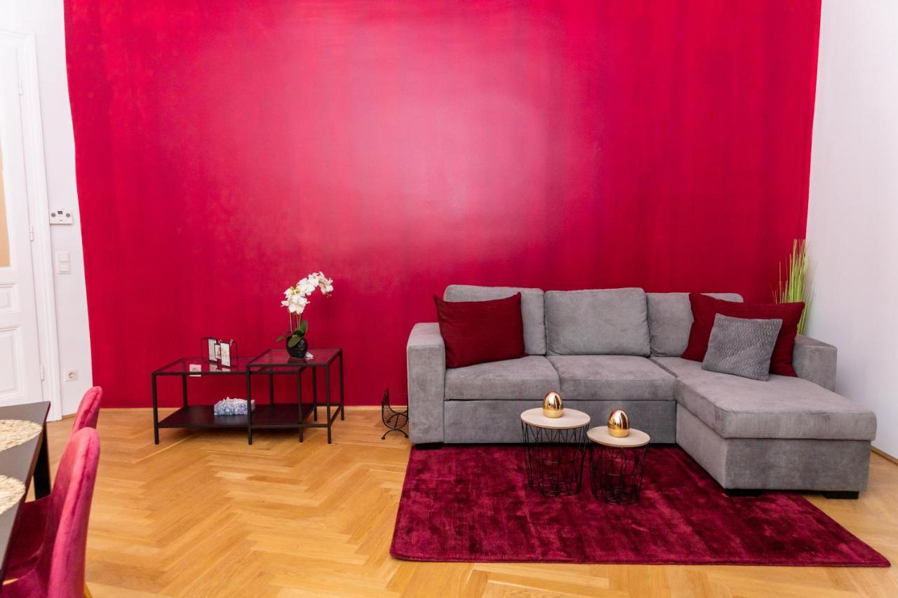 Schonbrunn Serenity Luxurious Ruby Apartment with Palace Views