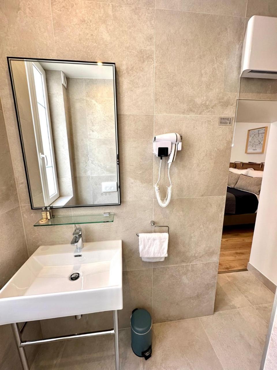 Zora (Adults only) 1