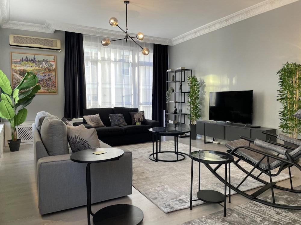 Bohemian Flat in Nisantasi with Central Location