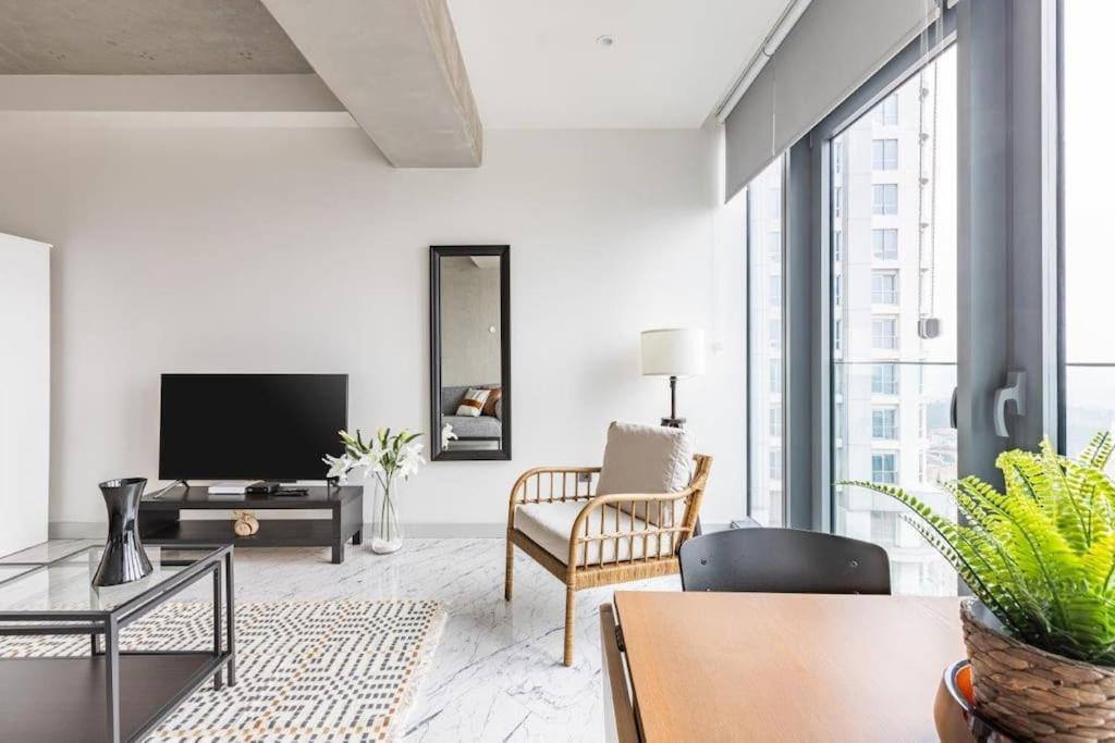 Trendy Cool Bright Studio Parking Poolviews! #254