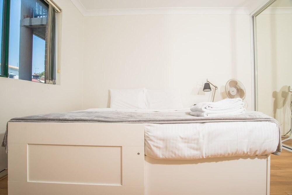 Spacious & Cozy Apartment in Heart of Redfern 1