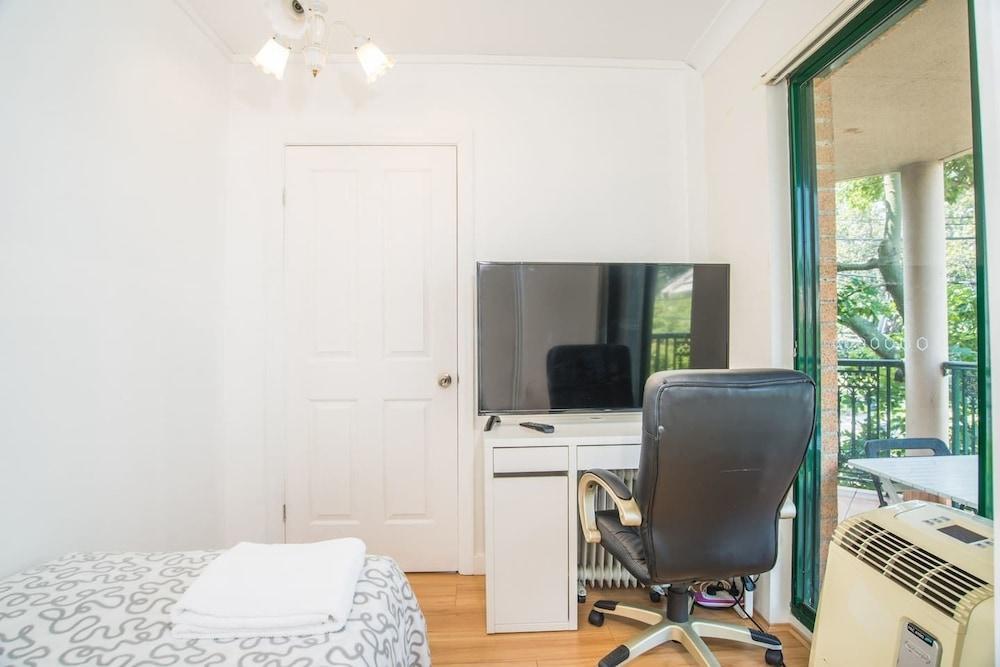 Spacious & Cozy Apartment in Heart of Redfern 2