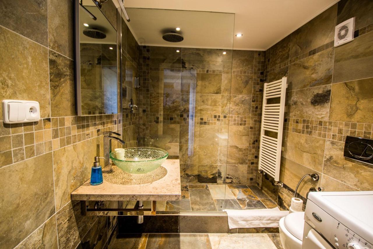 Ruterra Red Roofs View with Garage 2