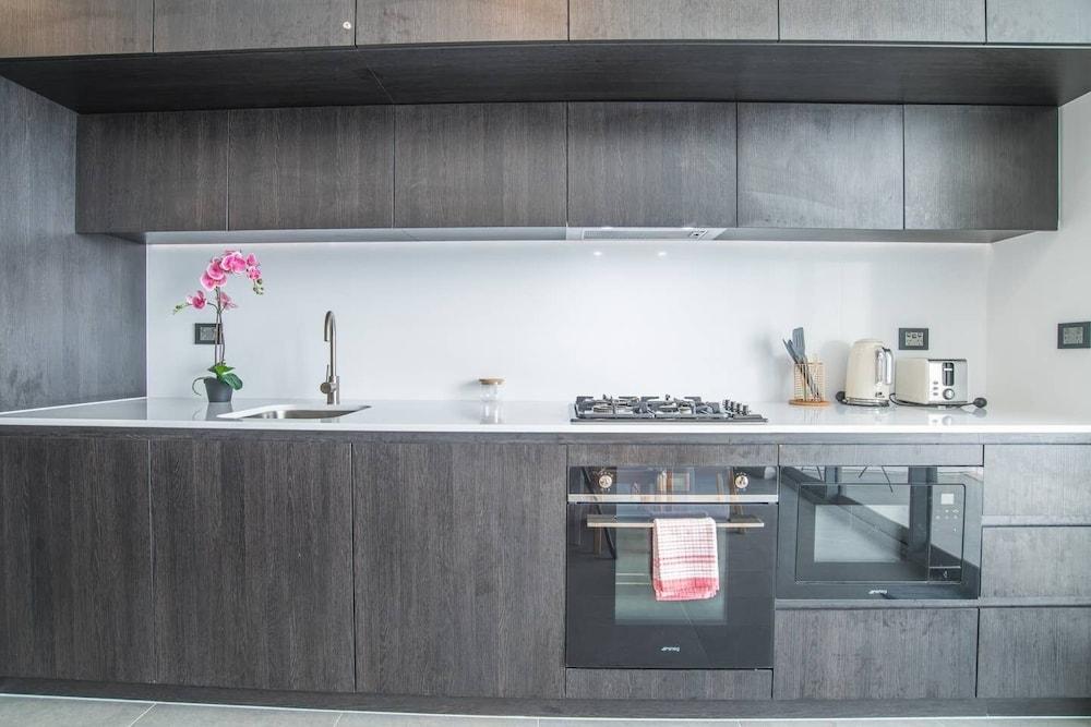 Home with Convenient Location! Close To Train&Cbd 2