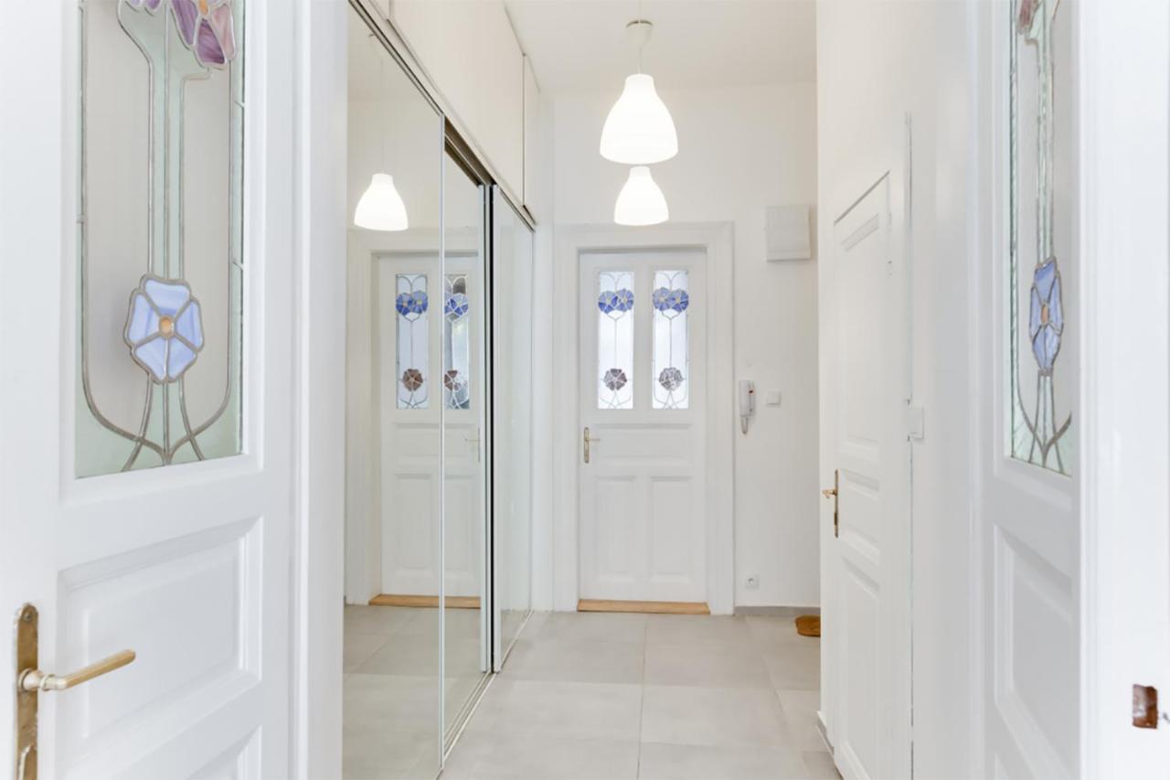 The Dancing House Residence, Two Bedroom Apartment with Balcony Near River! 2