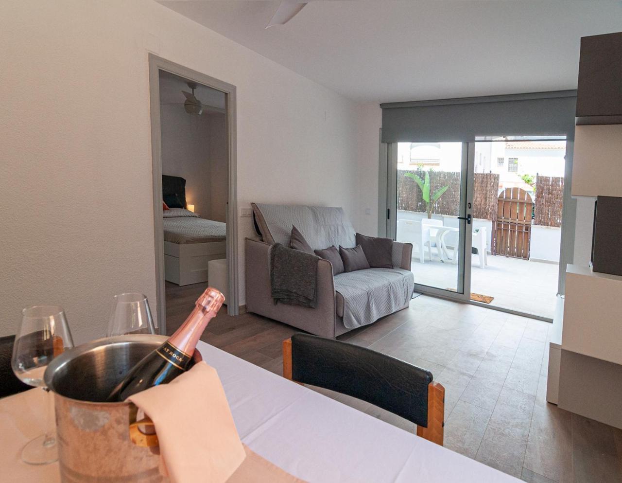 Near Beaches Large Private Patio, Aircon & Community Pool 2