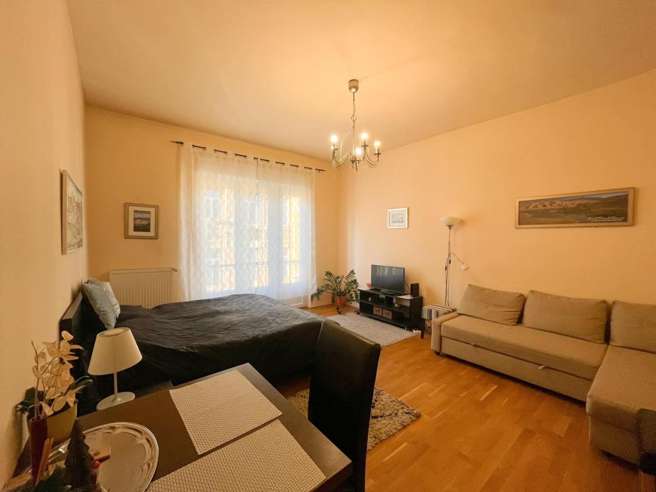 King One Studio in the City Center - Netflix (Adults Only) 2