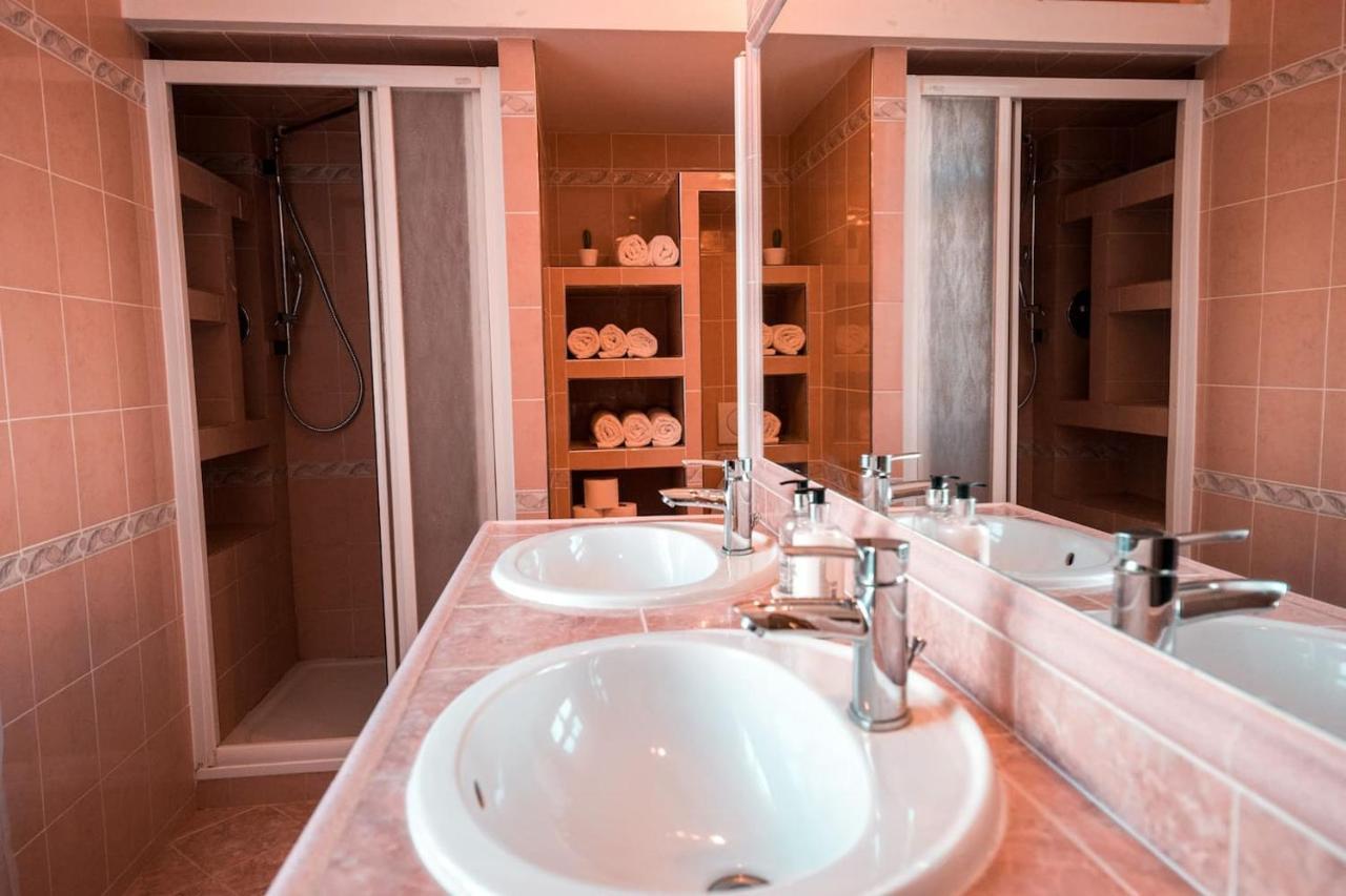 6 Bob's Apartments - 3 Bedrooms, King Size Beds 1