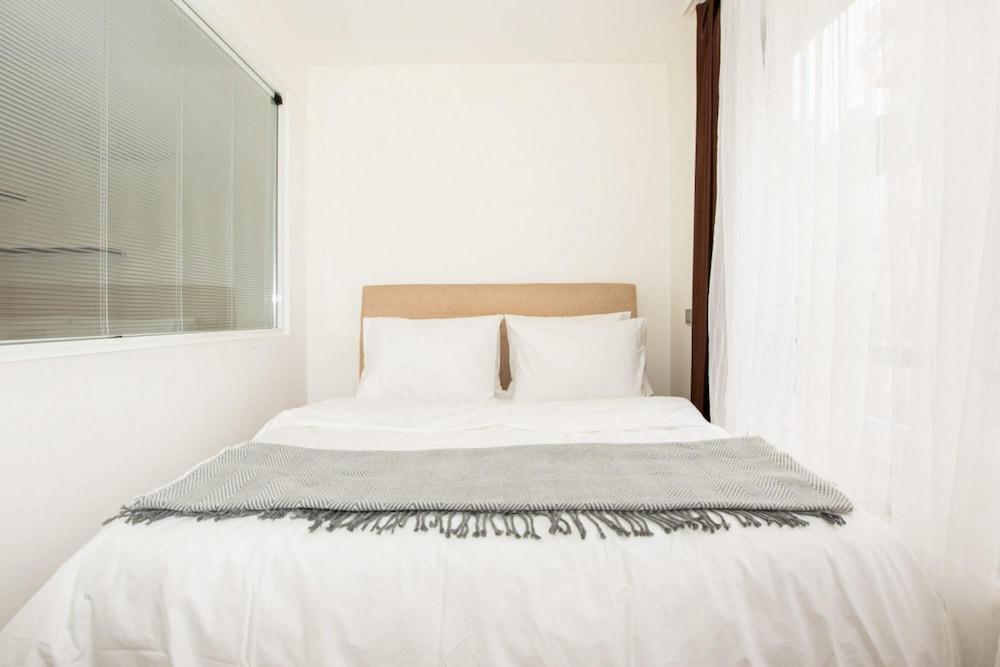 Central Studio Flat with Shared Pool in Sisli 1