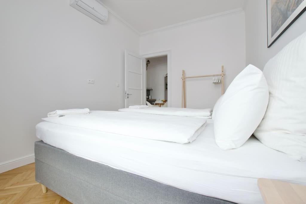 Premium Apartment by Hi - Central 2 Br - Best View 2