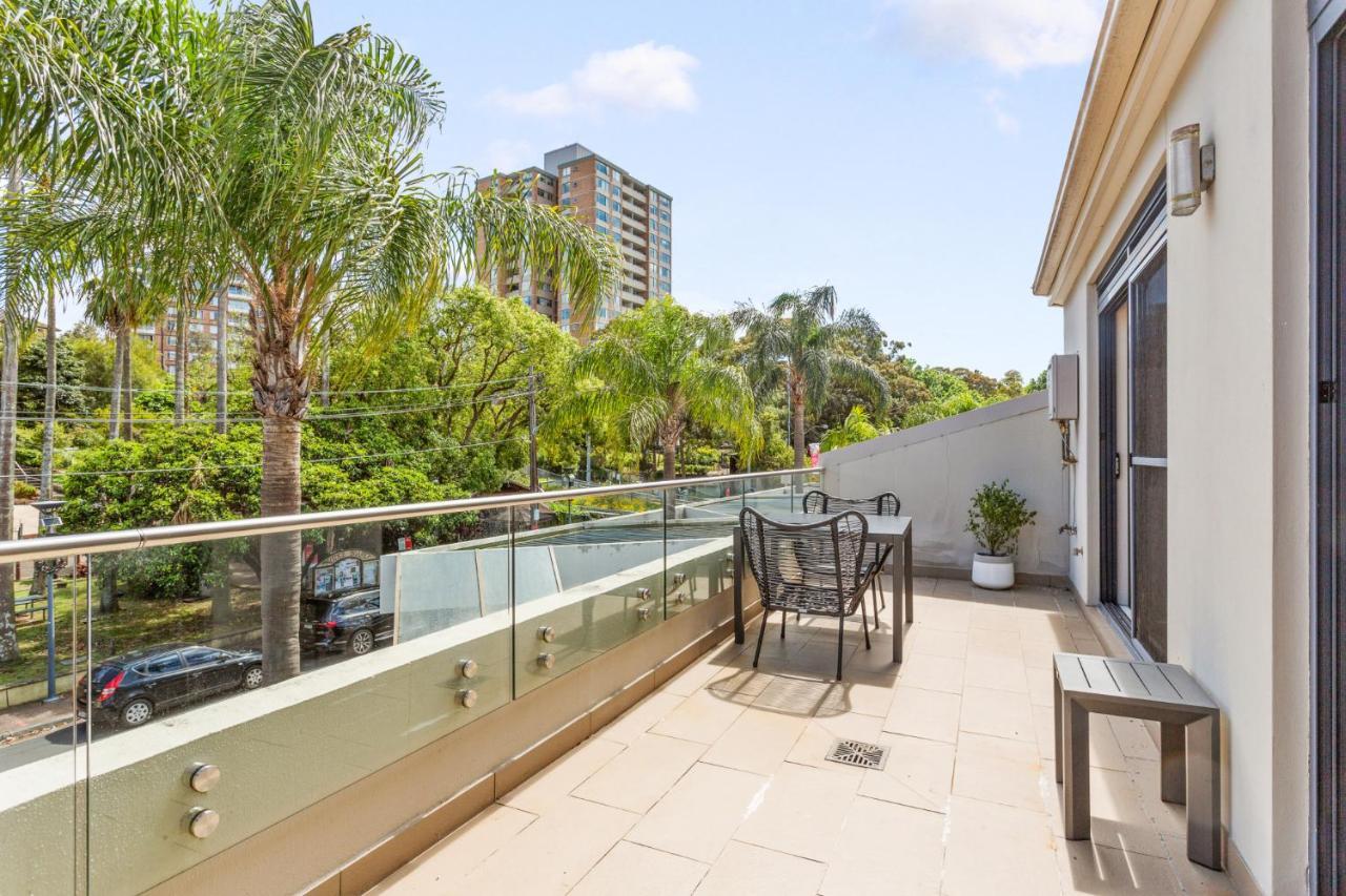 Bright Apartment with Parking, Laundry And Views