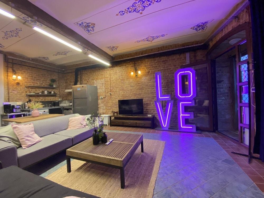 Centrally Located Historical Flat in Beyoglu