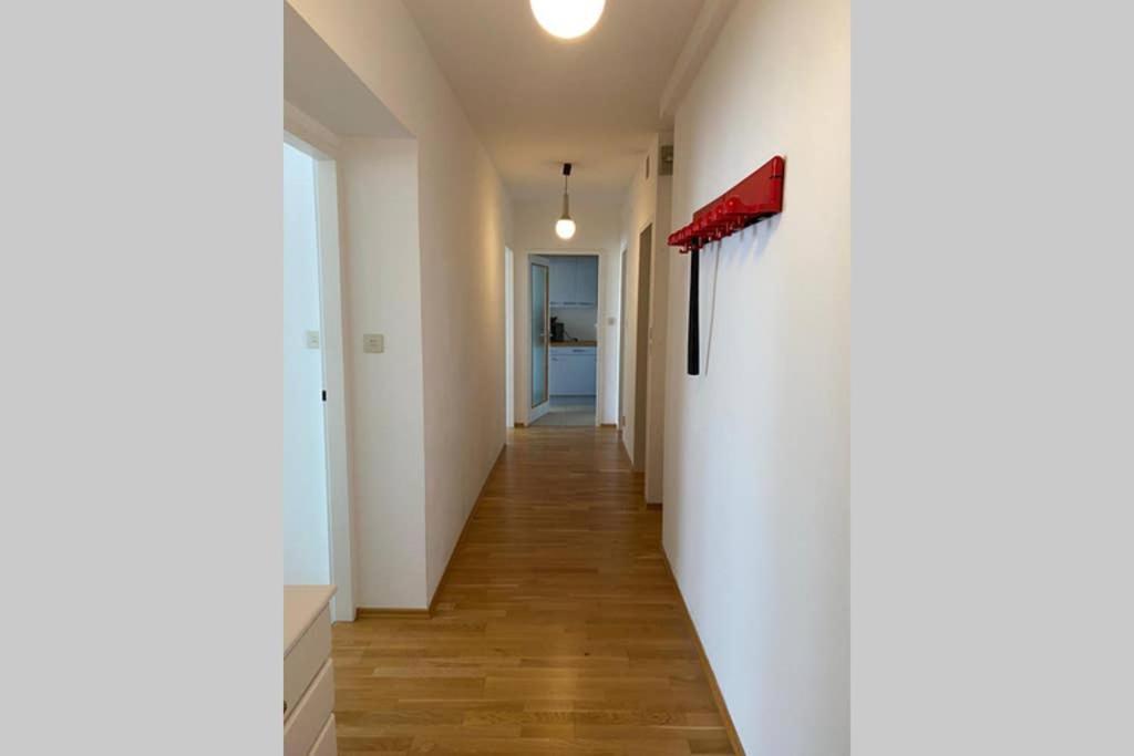 Mitten Im Achten. Zentrale Wohnung in Wien 1