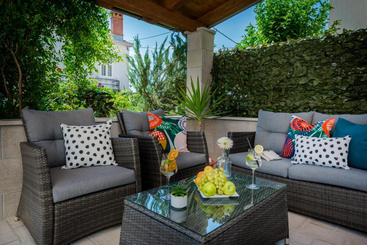 Niko's Charming Apartment with Free Parking 2