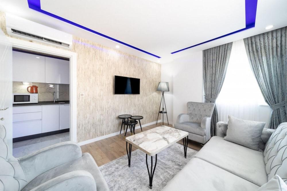 Modern And Central Flat Near Beach in Antalya