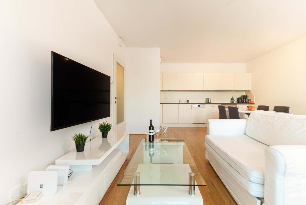 High Rise, Netflix, 2 Min To Main Station 1