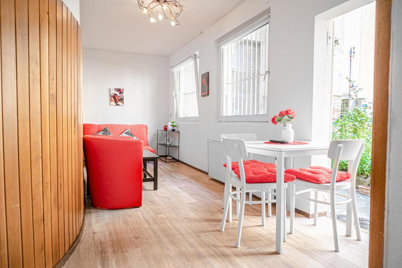 Timeless Red 1br Apartment - Great for Longstays 1