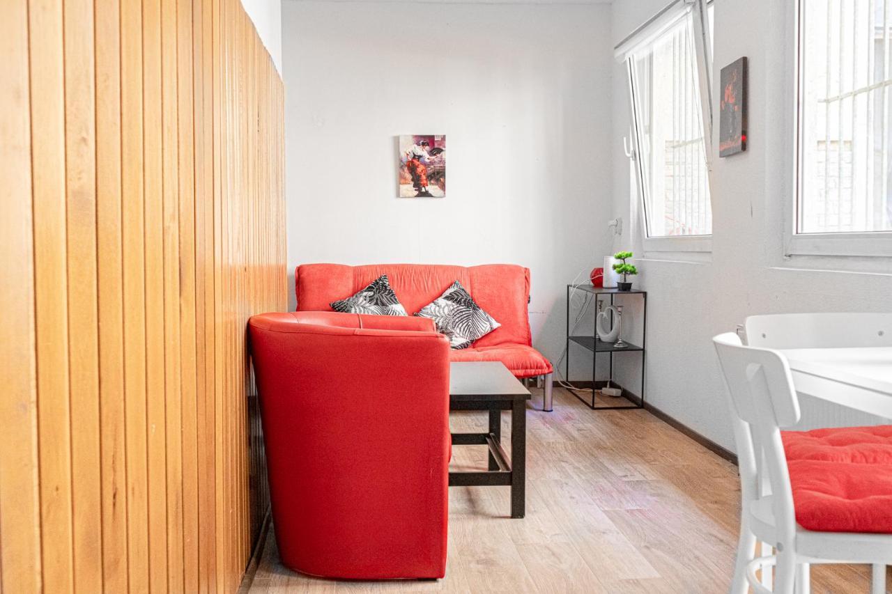 Timeless Red 1br Apartment - Great for Longstays 2