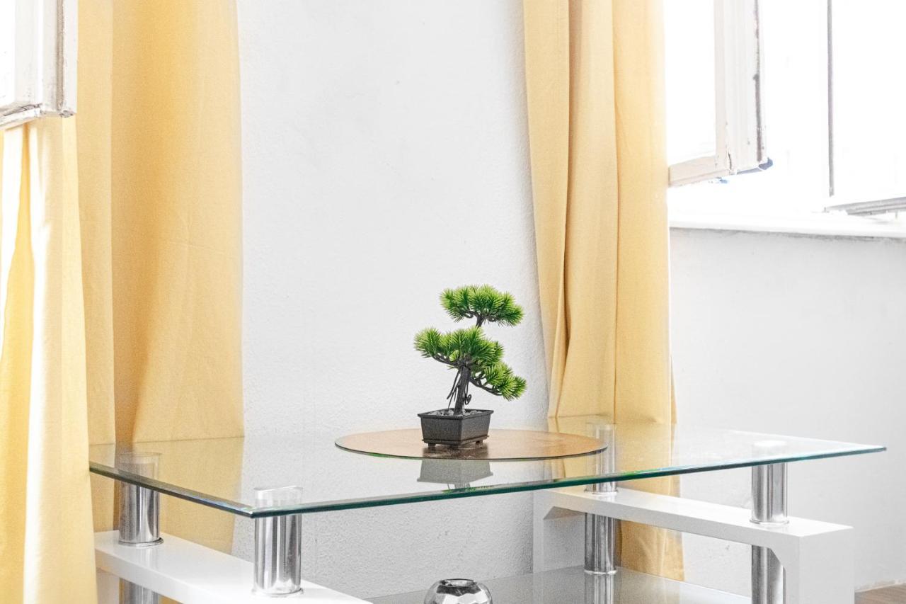 Vivid King Bed Apt - 12 Minutes From City Center 2