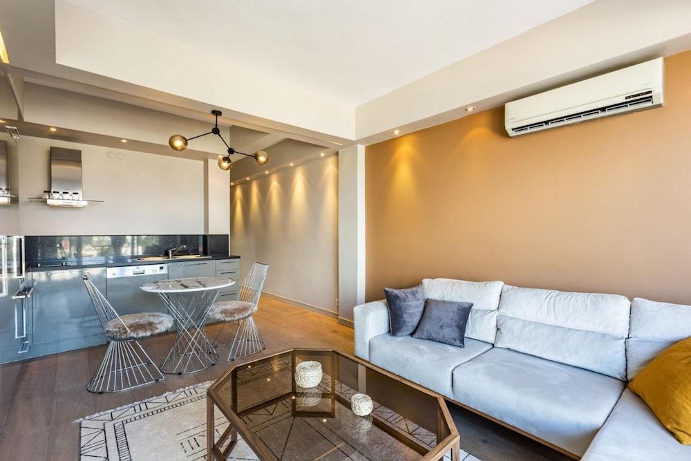 Central Apartment with Bosphorus View in Cihangir 1