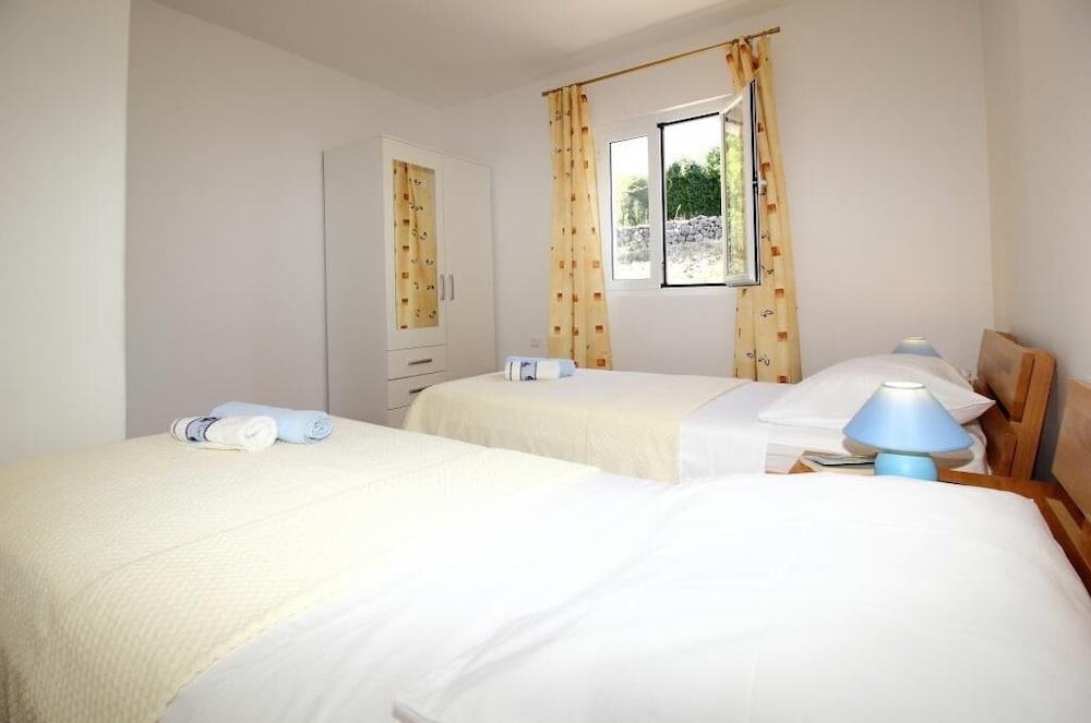 Apartments Dubreta 2