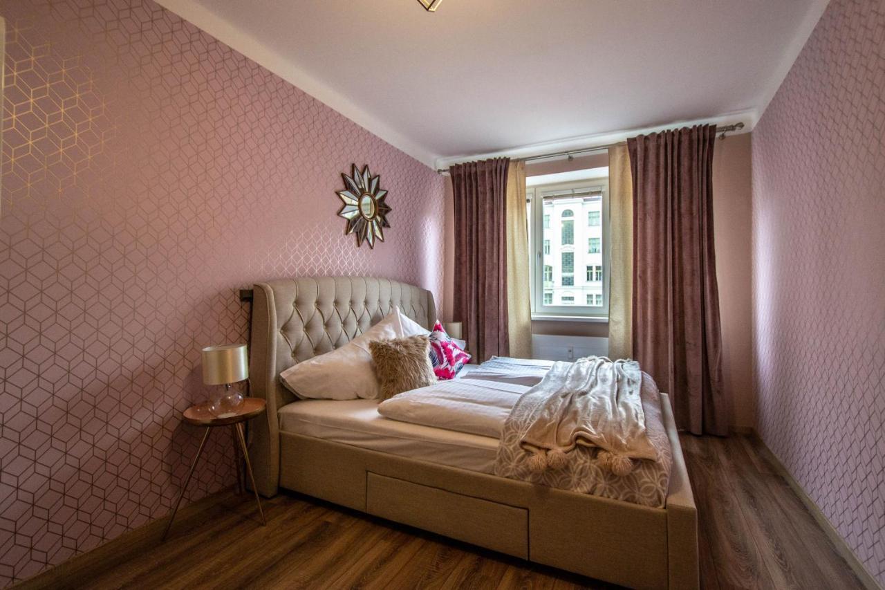 Pastel Art Deco 3bdr Ruterra Apt 2